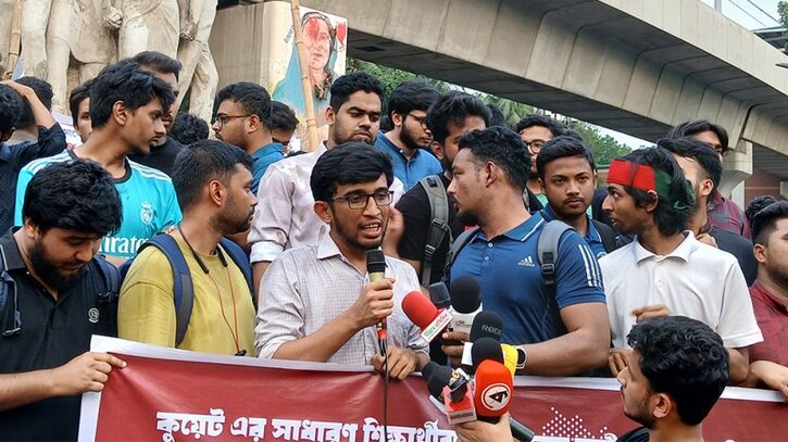 কুয়েট উপাচার্যের পদত্যাগে নেচে–গেয়ে শিক্ষার্থীদের বিজয় মিছিল