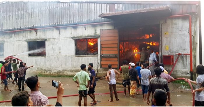 গাজীপুরে পোশাক কারখানার গুদামে ভয়াবহ আগুন