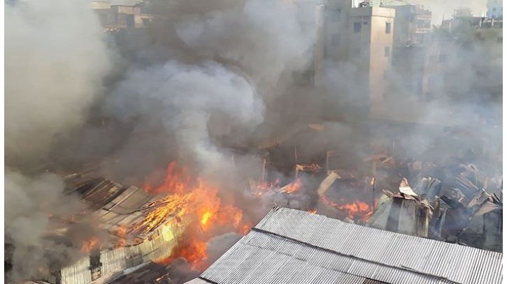 রাজধানীর কল্যাণপুরে ভয়াবহ আগুন
