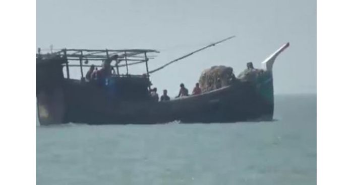 বাংলাদেশের জলসীমায় ঢুকে ইলিশ শিকার করছে ভারতীয় জেলেরা