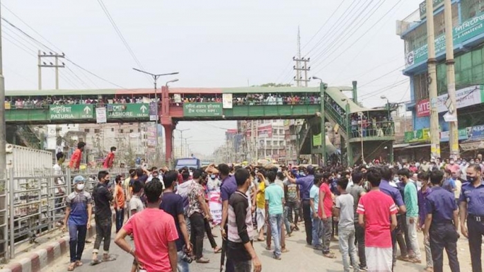 দোকান খুলে দেয়ার দাবিতে দোকানি-পুলিশের ধাওয়া-পাল্টা ধাওয়া