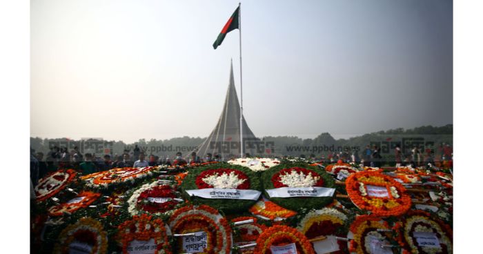 বুদ্ধিজীবী দিবস উপলক্ষে ভোর থেকেই স্মৃতিসৌধে জনতার ঢল
