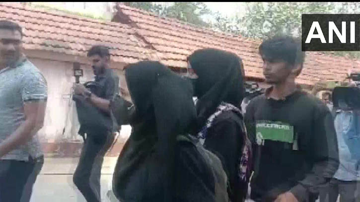 হিজাব পরায় পরীক্ষা দিতে পারেননি কর্নাটকের দুই ছাত্রী 