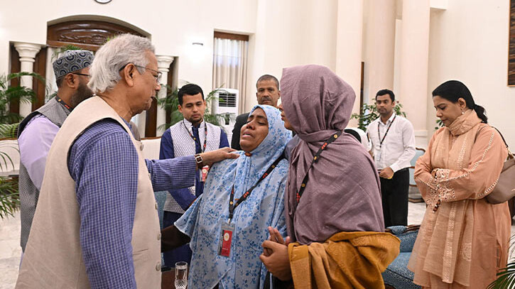 হাদির পরিবারের সঙ্গে প্রধান উপদেষ্টার সাক্ষাৎ