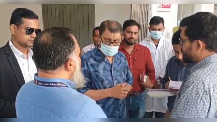 হঠাৎ হাসপাতাল পরিদর্শনে মন্ত্রী, নেই অর্ধেক চিকিৎসক