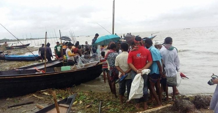 ট্রলারে গ্যাস সিলিন্ডার বিস্ফোরণে ২ জেলে দগ্ধ
