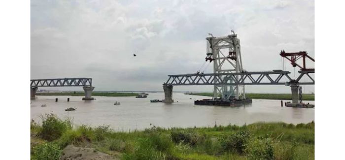 আজ পদ্মায় ৩২তম স্প্যান বসছে না তীব্র স্রোতের কারনে