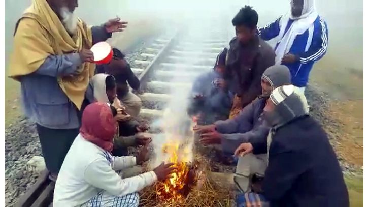 দিনাজপুর ঘন কুয়াশায় বিপর্যস্ত হিলির জনজীবন, তাপমাত্রা ১২. ৭