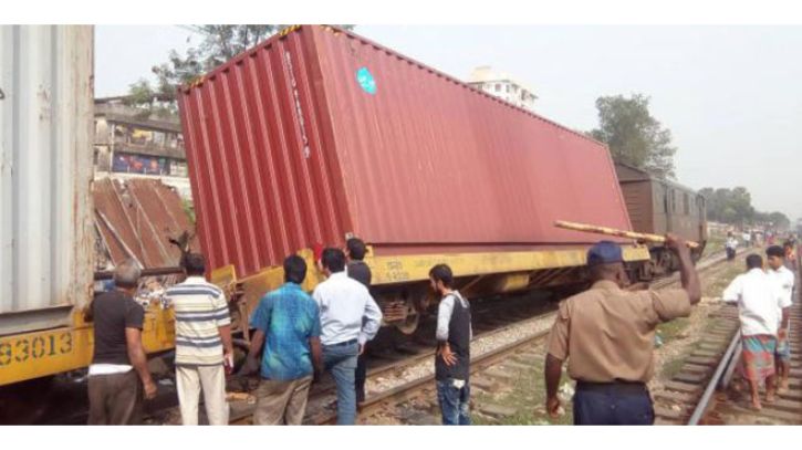 টাঙ্গাই‌লে মালবাহী ট্রেনের বগি লাইনচ্যুত,৯ ঘণ্টাও উদ্ধার হয়নি