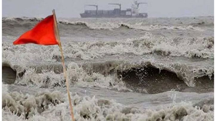 সাগরে গভীর নিম্নচাপ, বন্দরে সতর্কতা জারি