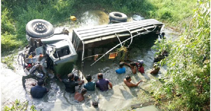 নিয়ন্ত্রণ হারিয়ে সেনাবাহিনীর ট্রাক খাদে পড়ে নিহত ৪