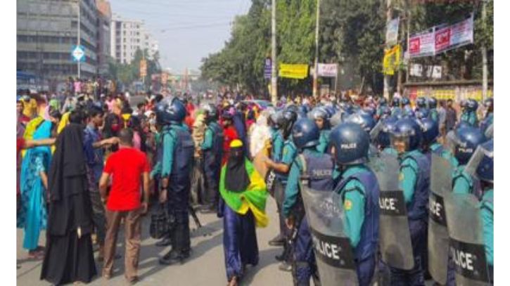 পোশাক শ্রমিকদের বিক্ষোভ, মিরপুরে যান চলাচল বন্ধ