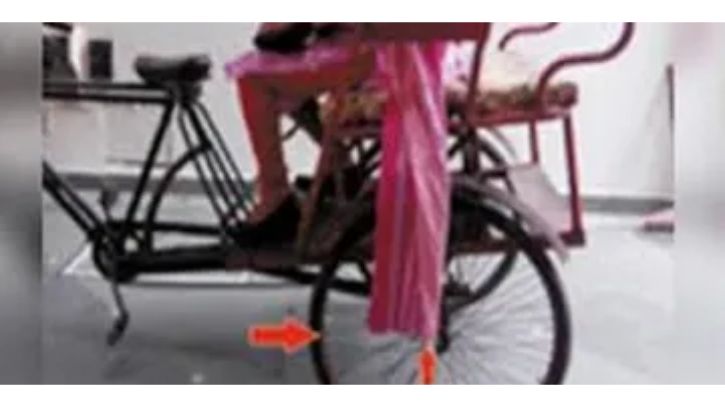 ভ্যানের চাকায় ওড়না পেঁচিয়ে এক স্কুলছাত্রীর মৃত্যু