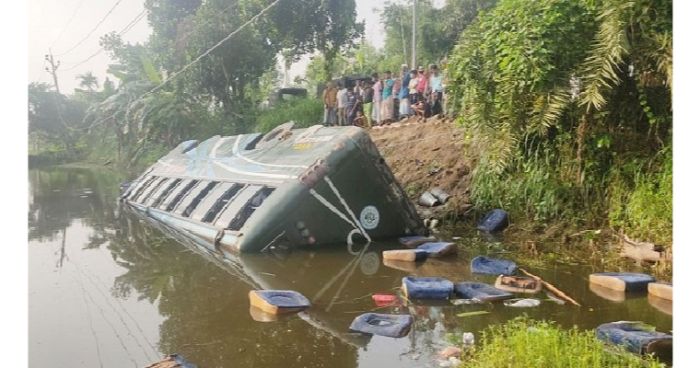 চালক ঘুমিয়ে পড়ায় যাত্রীসহ বাস গিয়ে পড়ল খাদে