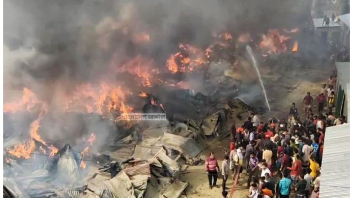 গাজীপুরে ঝুটের গুদাম-বসতবাড়ির আগুন নিয়ন্ত্রণে