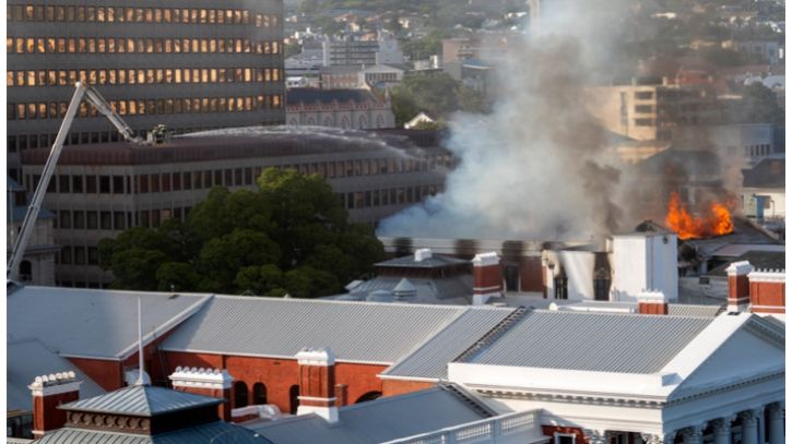 দক্ষিণ আফ্রিকার পার্লামেন্ট ভবনে ভয়াবহ অগ্নিকাণ্ড