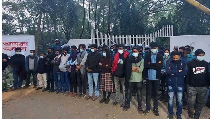 সব অবরোধ তুলে নিলেও,আন্দোলন চালিয়ে যাবেন শিক্ষার্থীরা