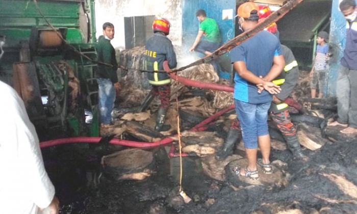 খুলনায় জামান জুট মিলে আগুন, নেভাতে গিয়ে দগ্ধ ৪