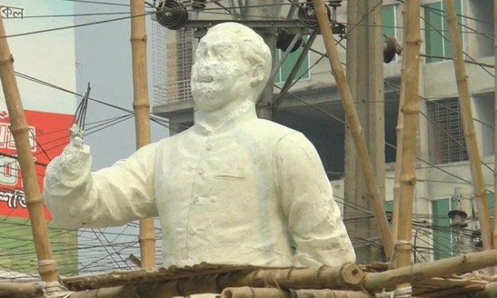 বঙ্গবন্ধুর ভাংচুর করা ভাস্কর্যের সামনে গুলিবর্ষণ