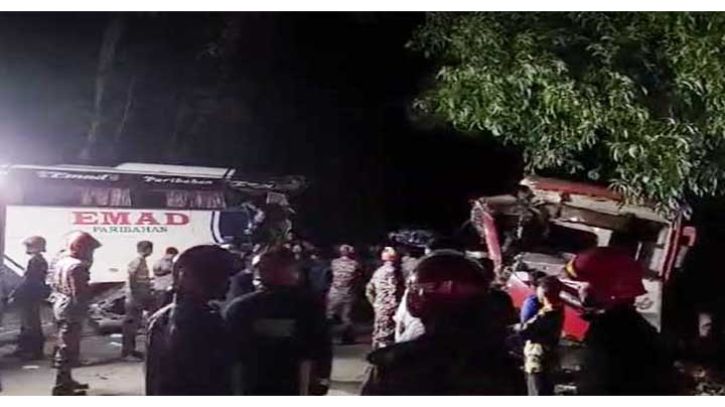 দুই বাসের মুখোমুখি সংঘর্ষে চালক নিহত, আহত ১৫