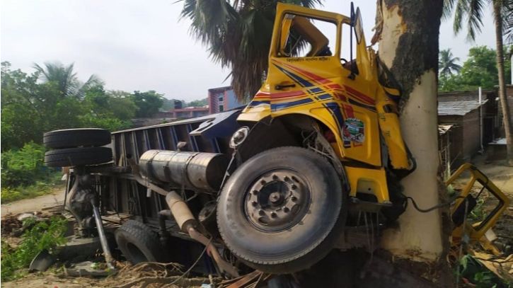 গাছের সঙ্গে ট্রাকের ধাক্কা, প্রাণ গেল চালকের