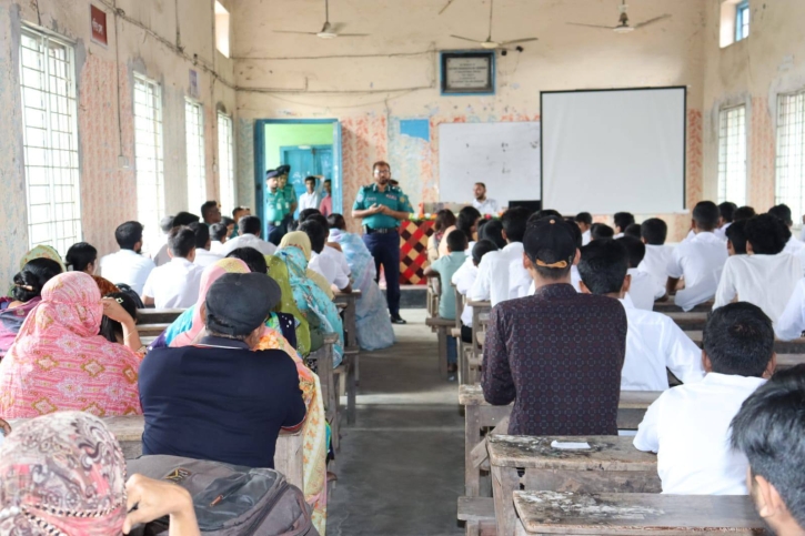 খুলনায় নিরাপদে সড়ক ব্যবহারের নিয়ম সম্পর্কে শিক্ষার্থীদের অবহিতকরণ