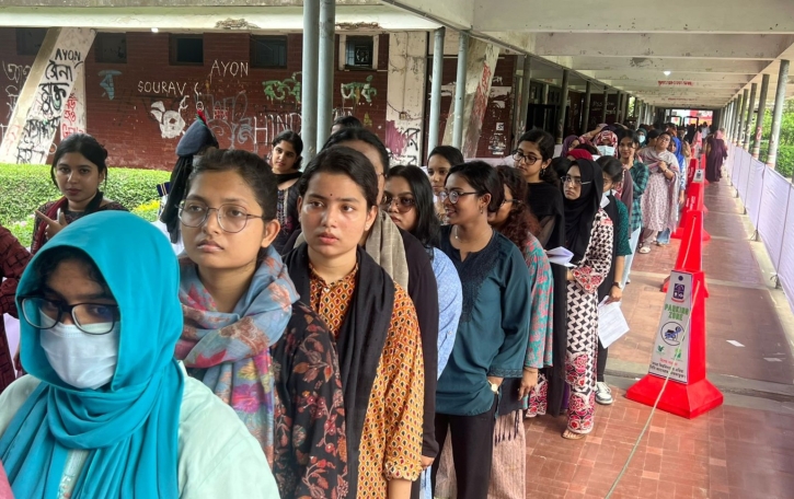 যথাসময়ে শুরু হয়েছে ডাকসু ভোট গ্রহণ কার্যক্রম  বাসস