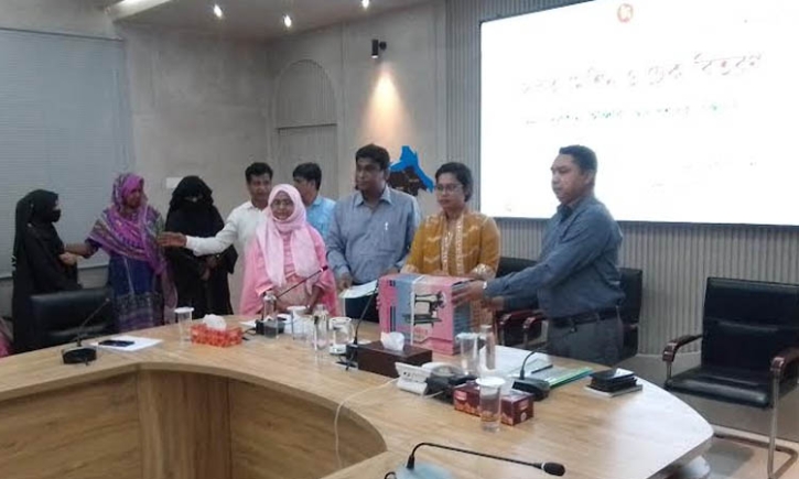 মহিলা অধিদফতরের উদ্যোগে সেলাই মেশিন