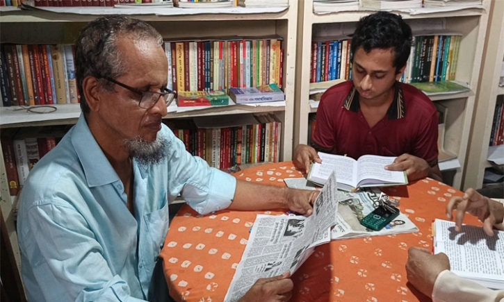 ঝালকাঠিতে প্রতিবন্ধী যুবকের উদ্যোগে গ্রন্থাগার, আশার আলো দেখছেন