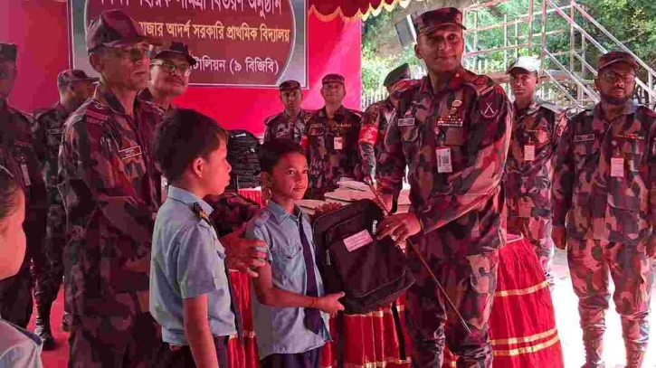 বান্দরবানে বিজিবি’র শিক্ষা সামগ্রী ও মন্দিরে অনুদান প্রদান