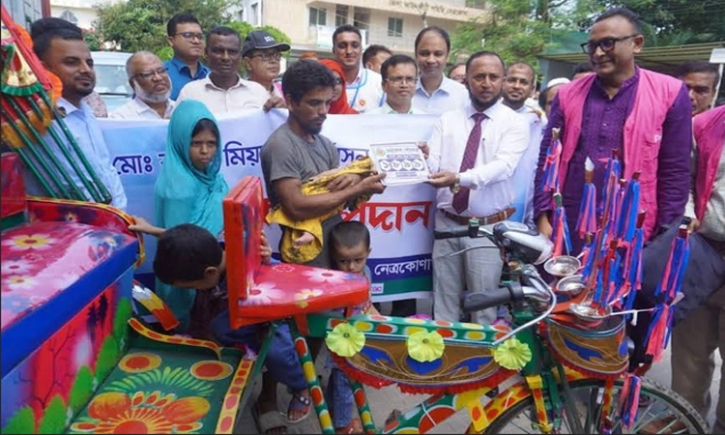 নেত্রকোণায় রিকশা পেলেন সেই যমজ শিশুদের বাবা