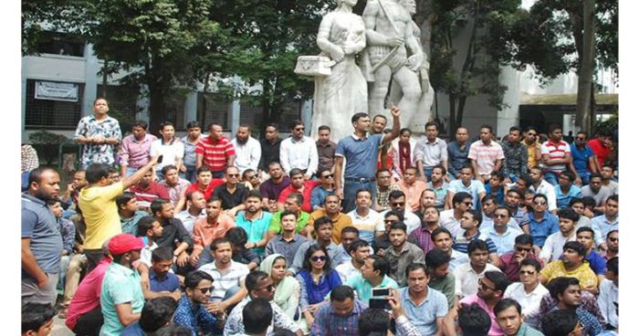 ঢাবিতে ছাত্রলীগের হামলার প্রতিবাদে ছাত্রদলের বিক্ষোভ