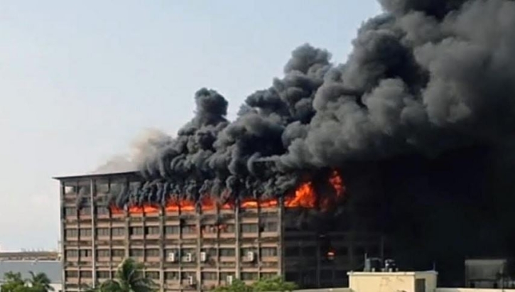 চট্টগ্রাম ইপিজেডে পোশাক কারখানায় ভয়াবহ আগুন, নিয়ন্ত্রণে কাজ করছে