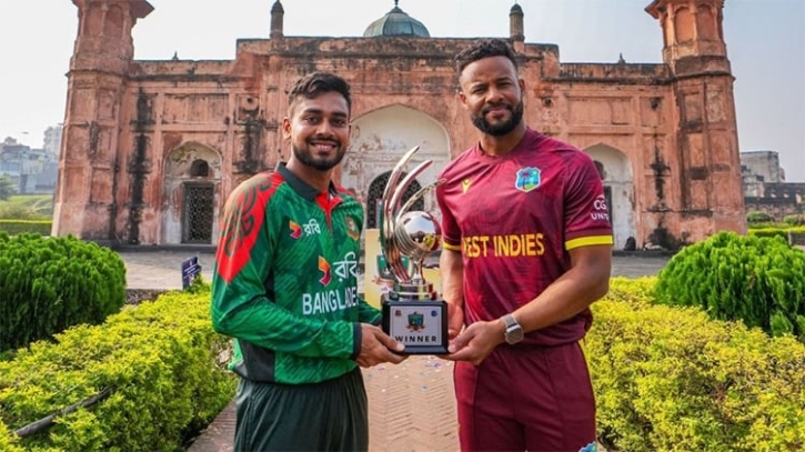 লালবাগ কেল্লায় বাংলাদেশ-ওয়েস্ট ইন্ডিজওয়ানডে সিরিজের ট্রফি উন্মোচন