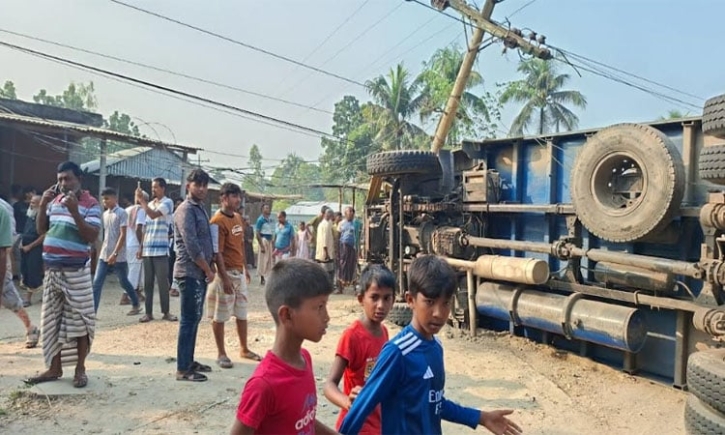 পাবনায় ট্রাকচাপায় দুই স্কুলশিক্ষার্থীসহ নিহত ৩
