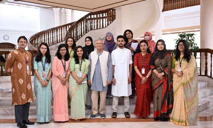 জাতীয় নীতি প্রতিযোগিতায় বিজয়ী শিক্ষার্থীদের সঙ্গে প্রধান উপদেষ্টা