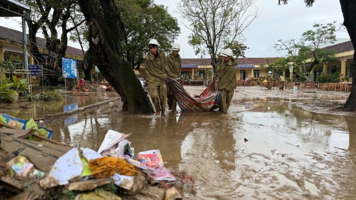 থাইল্যান্ডে ভয়াবহ বন্যা, ১৩ জনের প্রাণহানি