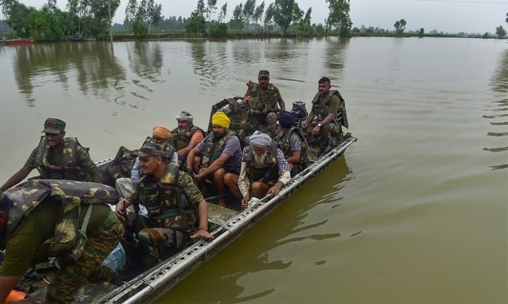 এশিয়ার বন্যার্তদের সহায়তায় সেনাবাহিনী, মৃতের সংখ্যা প্রায় ১,০০০
