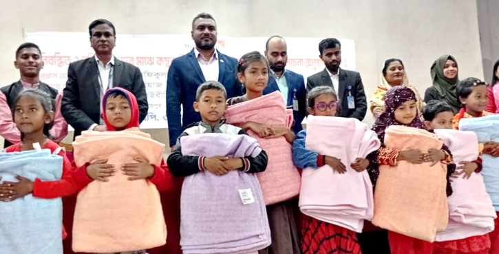 দিনাজপুরে শিশুদের মাঝে কম্বল বিতরণ