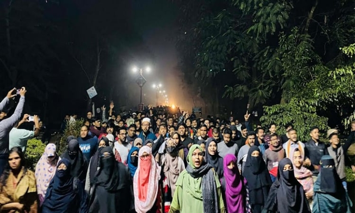 ওসমান হাদি হত্যার প্রতিবাদে জাবি শিক্ষার্থীদের বিক্ষোভ