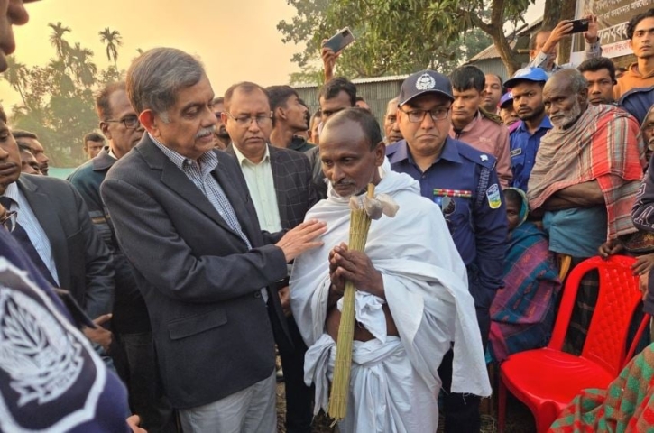 দিপু চন্দ্র দাসের পরিবারের সঙ্গে সাক্ষাৎ করলেন শিক্ষা উপদেষ্টা