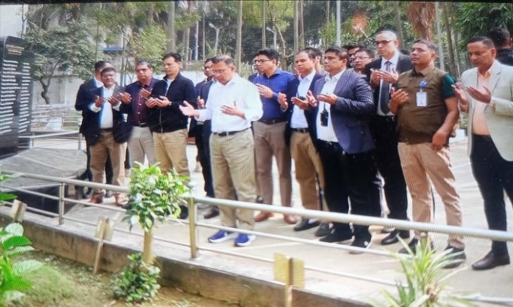 পিলখানা ট্রাজেডিতে শহীদ সেনা কর্মকর্তাদের কবর জিয়ারত করলেন তারেক