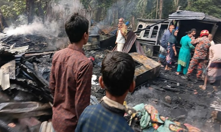 লক্ষ্মীপুরে অগ্নিকাণ্ডে শিশুর মৃত্যু, চার বসতঘর পুড়ে ছাঁই