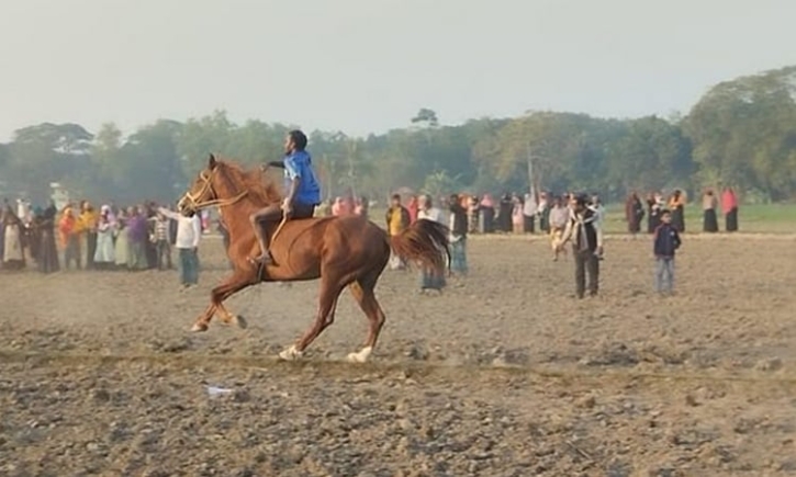পাকুন্দিয়ায় ঘোড়া দৌড় দেখতে মানুষের ঢল