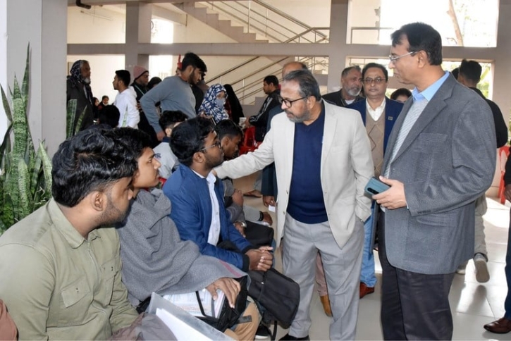 খুবি উপাচার্যের প্রথম বর্ষের ভর্তি কার্যক্রম পর্যবেক্ষণ