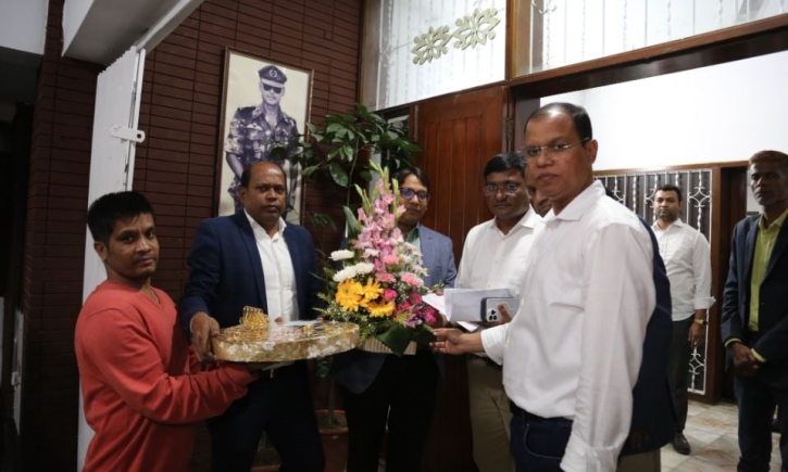 তারেক রহমানকে ফুলেল শুভেচ্ছা ও মিষ্টি পাঠিয়েছেন মমতা বন্দ্যোপাধ্য