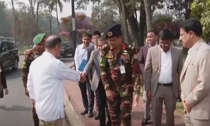 প্রধানমন্ত্রীর কার্যালয়ে পুরোনো কর্মচারীদের দেখে কথা বললেন তারেক