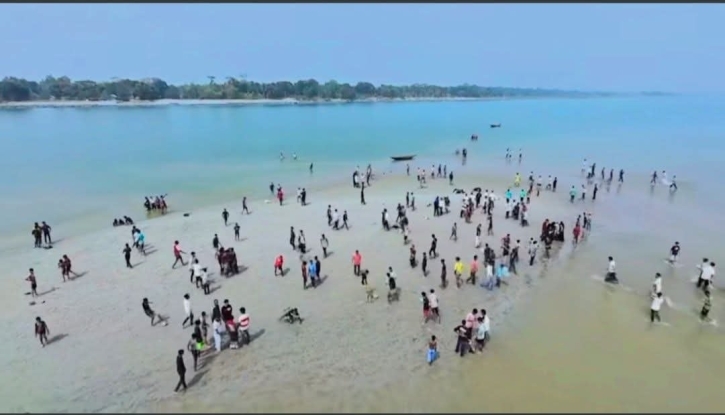 গোপালগঞ্জে মধুমতির বুকে জেগে উঠা চরে হাজারো মানুষের ভিড়