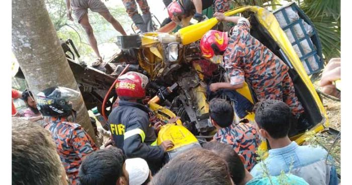 নিয়ন্ত্রণ হারিয়ে গাছের সঙ্গে ট্রাকের ধাক্কা, নিহত ২