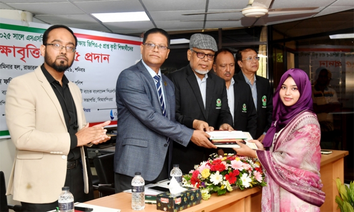 জ্ঞানার্জনের পাশাপাশি শিক্ষার্থীদের দেশ ও জনগণের কল্যাণে কাজ করবে